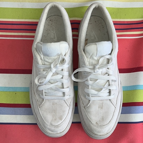 EUC WOMEN’S 12 WHITE NIKE CANVAS TENNIS SHOES - Picture 5 of 8